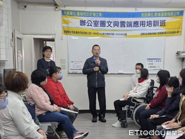 ▲台南市勞工局辦理身障電腦職訓班結訓，18位學員完成辦公室圖文與AI雲端應用培訓，迎向職場新未來。（記者林東良翻攝，下同）