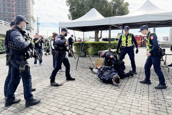 ▲桃園市警局針對桃市跨年晚會將實施最高層級安全維護，圖為昨天在桃園樂天棒球場周遭實施實兵操演。（圖／桃園市警局提供）