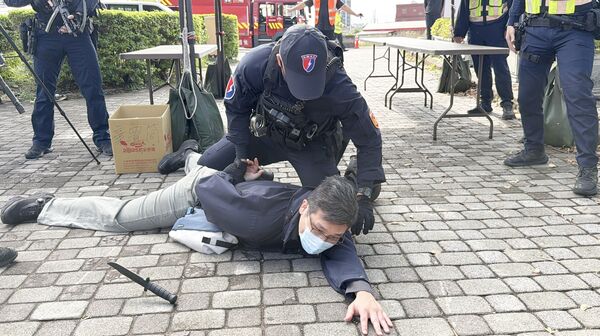 ▲桃園市警局針對桃市跨年晚會將實施最高層級安全維護，昨天在樂天棒球場旁實施實兵演練。（圖／桃園市警局提供）