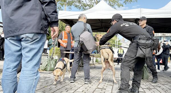 ▲桃園市警局針對桃市跨年晚會將實施最高層級安全維護，民眾進出會場將有警犬隊與安全組警力偵測。（圖／桃園市警局提供）