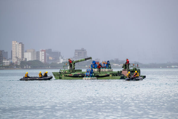 ▲▼面對中共軍演，陸軍六軍團53工兵群30日在淡水河執行河道阻絕任務。（圖／陸軍六軍團提供）