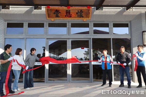 ▲中寮鄉第10公墓「懷恩堂」揭牌，打造現代化莊嚴追思場域。（圖／南投縣政府提供）