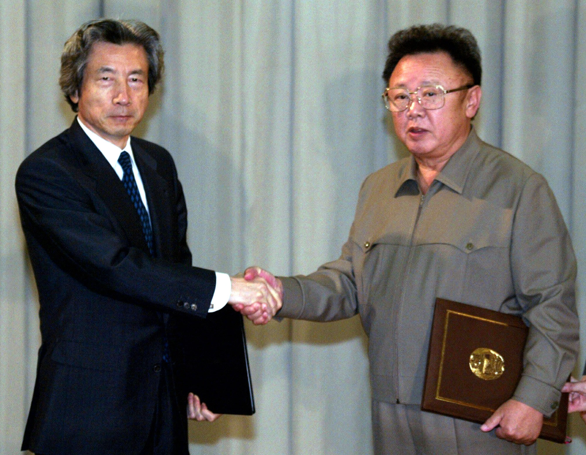 ▲▼2002年9月，時任日本首相小泉純一郎在平壤會晤北韓時任最高領導人金正日。（圖／達志影像／美聯社）