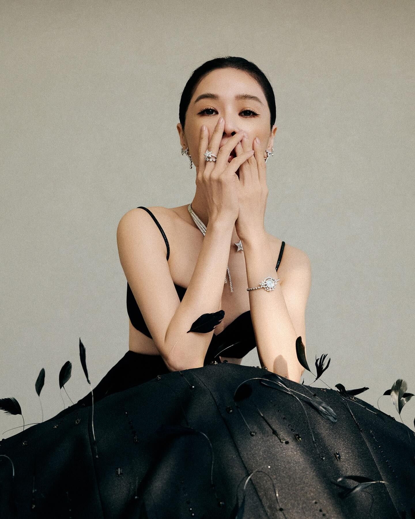 ▲▼謝盈萱朝聖蔡依林演唱會，近看「天后站蛇頭」從面前經過。（圖／翻攝自IG）