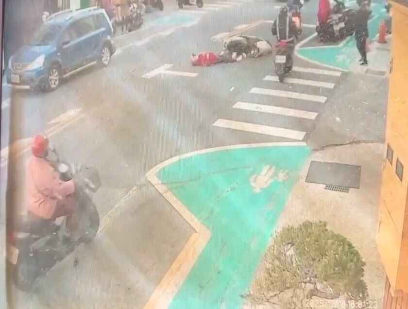 ▲彰化80歲阿嬤騎機車遭右轉車撞飛倒地。（圖／民眾提供）