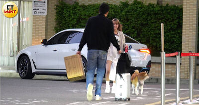 樂天女孩「熱戀CEO男友」機場當街深吻全被拍！開雙B豪車一起回愛巢