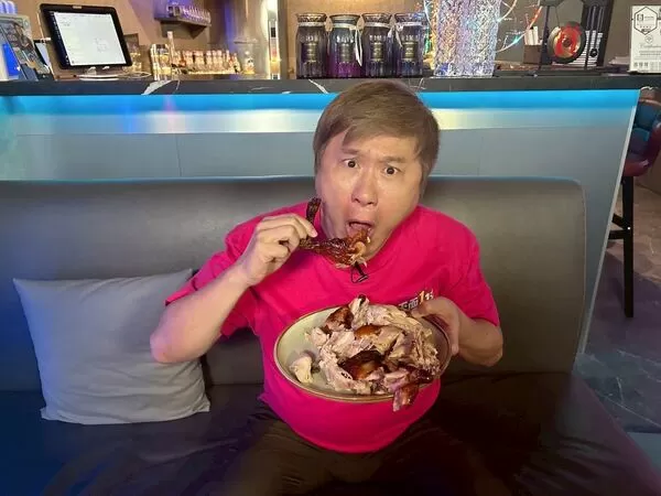 ▲胡瓜體驗新事物。（圖／下面一位）