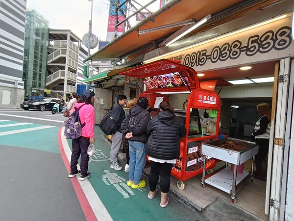 ▲▼追蕾醬香黑鴨中壢店。（圖／部落客民宿女王芽月授權提供）