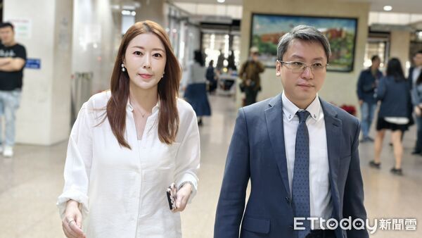 ▲▼前知名服飾品牌「東京著衣」創辦人周品均，上網分享自身遭家暴經歷，遭前夫鄭景太提起自訴控告涉犯加重誹謗罪嫌，30日台北地院首度開庭，周品均不認罪。（圖／記者黃哲民攝）