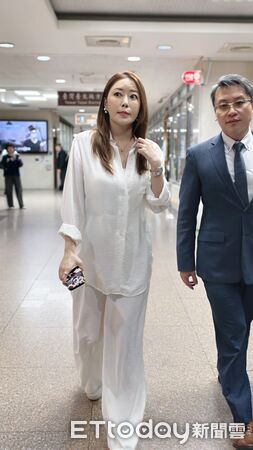 ▲▼前知名服飾品牌「東京著衣」創辦人周品均，上網分享自身遭家暴經歷，遭前夫鄭景太提起自訴控告涉犯加重誹謗罪嫌，30日台北地院首度開庭，周品均不認罪。（圖／記者黃哲民攝）