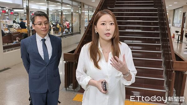 ▲▼前知名服飾品牌「東京著衣」創辦人周品均，上網分享自身遭家暴經歷，遭前夫鄭景太提起自訴控告涉犯加重誹謗罪嫌，30日台北地院首度開庭，周品均不認罪。（圖／記者黃哲民攝）