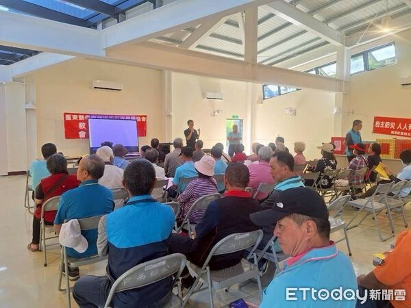▲知本警於溫泉活動中心開講實用安全課。（圖／記者楊晨東翻攝）