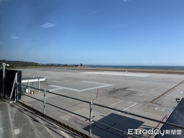 ▲▼金門航空站湧入大批候補旅客。(圖／記者鄭逢時攝)