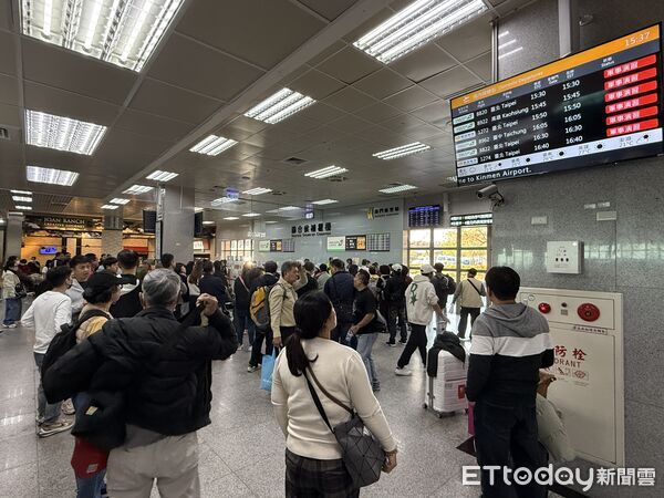 ▲▼金門航空站湧入大批候補旅客。(圖／記者鄭逢時攝)