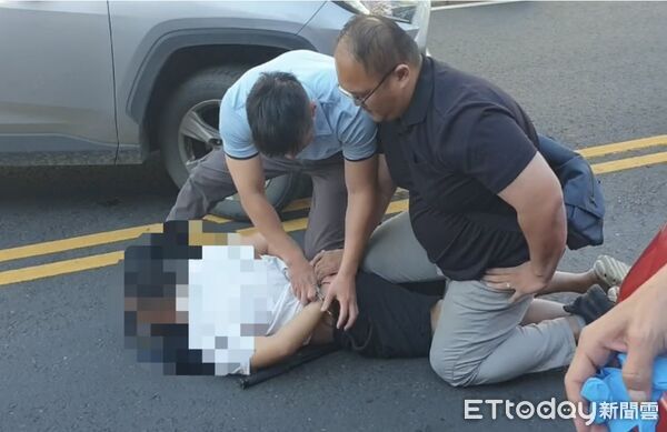 ▲▼屏東警方埋伏圍捕詐騙集團，成功逮捕2名車手。（圖／記者陳崑福翻攝）