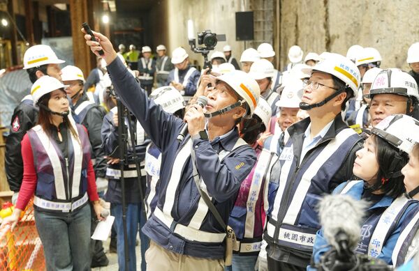 ▲桃園市長張善政聽取施工單位說明捷運綠線潛盾機施工進度。（圖／市府捷工局提供）