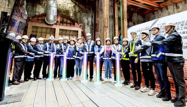 ▲桃園市長張善政今天在捷運綠線第七台潛盾機啟動儀式會同多位市議員等貴賓主持啟動儀式。（圖／市府捷工局提供）