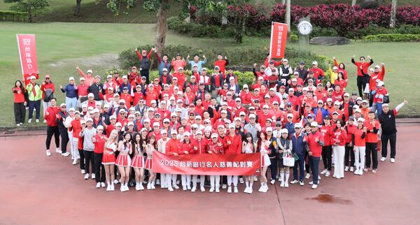 ▲台灣高球一姐錢佩芸、旅日好手蔡佩穎力挺公益 台新慈善配對賽募款逾兩百萬、台新新光金控副總經理林尚愷與台新贊助選手黃亭瑄、錢珮芸、蔡佩穎、吳雙、陳之敏。（圖／台新育樂提供）