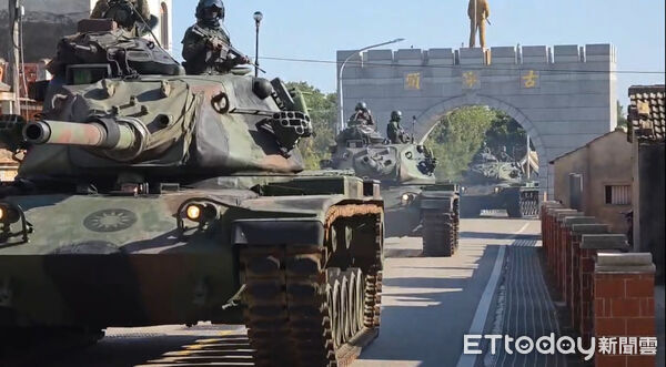 ▲▼ 大陸圍台軍演敏感時刻，金門街頭現戰甲車。(圖／民眾提供)