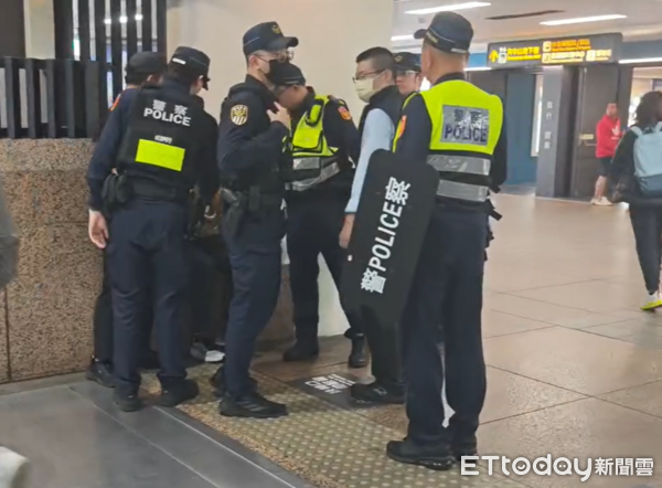 ▲陳男在台北車站四處亂竄，還按下緊急服務鈴，遭站務員噴辣椒水制伏。（圖／網友soulmagicpower提供，請勿隨意翻拍，以免侵權。）