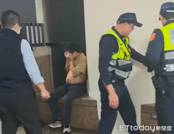 ▲陳男在台北車站四處亂竄，還按下緊急服務鈴，遭站務員噴辣椒水制伏。（圖／網友soulmagicpower提供，請勿隨意翻拍，以免侵權。）