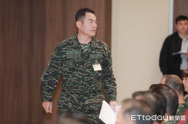 ▲海軍參謀長邱俊榮中將30日出席國防部臨時記者會。（圖／記者周宸亘攝）