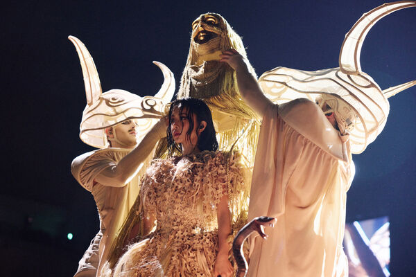 ▲▼蔡依林頭戴雙面頭盔、化身為「慾望守護者」。（圖／凌時差提供）