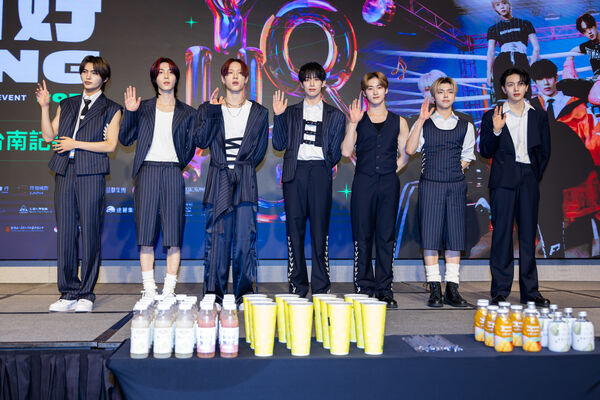 ▲▼直擊／ALL(H)OURS唱跨年熱爆！無袖現台南　隊長笑喊：下飛機就脫了。（圖／COME ON JKSSP提供）