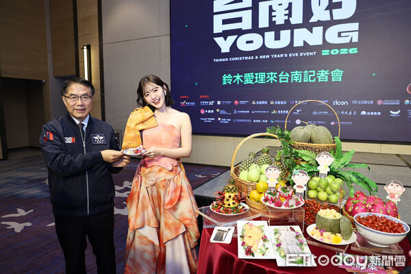 ▲日本全能天后鈴木愛理抵達台南，為跨年晚會暖身，親切與市長黃偉哲互動。（記者林東良翻攝，下同）