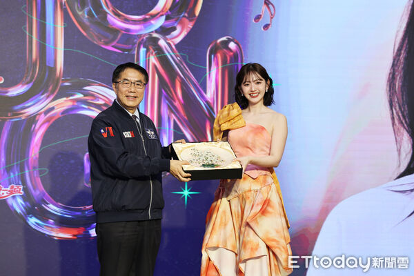 ▲日本全能天后鈴木愛理抵達台南，為跨年晚會暖身，親切與市長黃偉哲互動。（記者林東良翻攝，下同）