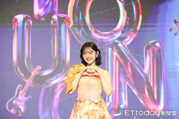 ▲日本全能天后鈴木愛理抵達台南，為跨年晚會暖身，親切與市長黃偉哲互動。（記者林東良翻攝，下同）