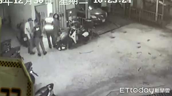 ▲▼台南女遭男友潑酸，手臂血肉模糊。（圖／記者林東良翻攝）