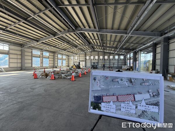 ▲▼ 金門縣議會現勘料羅港碼頭進出口倉庫。(圖／記者鄭逢時攝)