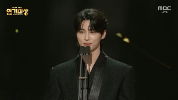 ▲▼IU、邊佑錫為MBC頒獎 。（圖／翻攝自iMBC）