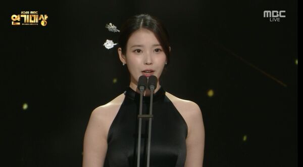 ▲▼  IU邊佑錫 。（圖／翻攝自iMBC）