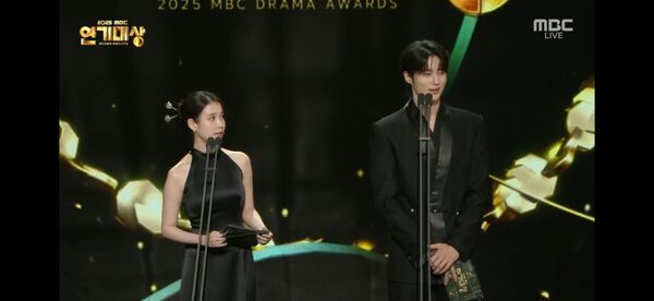 ▲▼  IU邊佑錫 。（圖／翻攝自iMBC）