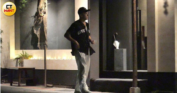 難忍菸癮1／祝釩剛牽手火辣女伴　吞雲吐霧慘遭嫌棄