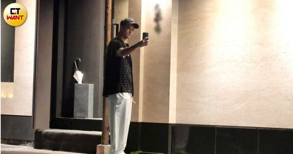 難忍菸癮1／祝釩剛牽手火辣女伴　吞雲吐霧慘遭嫌棄