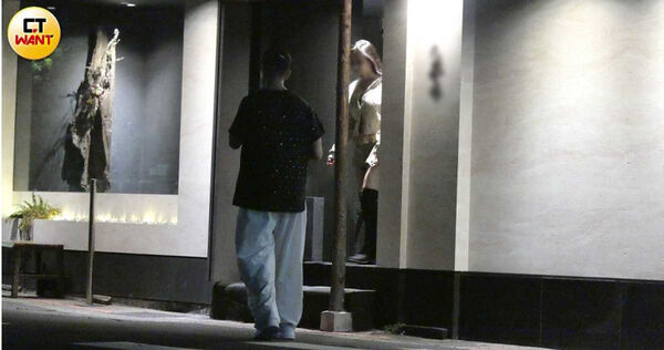 難忍菸癮1／祝釩剛牽手火辣女伴　吞雲吐霧慘遭嫌棄