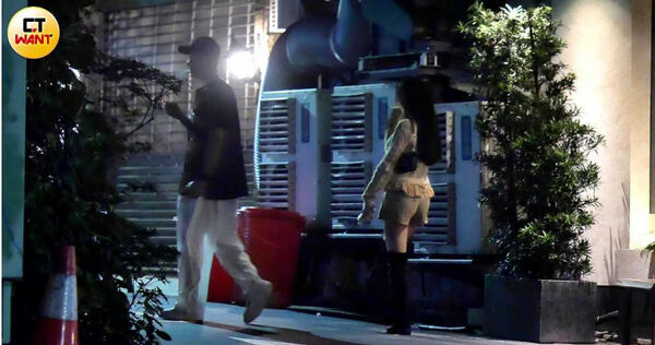 難忍菸癮1／祝釩剛牽手火辣女伴　吞雲吐霧慘遭嫌棄