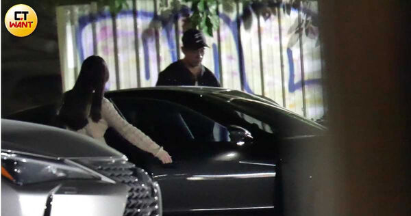 難忍菸癮1／祝釩剛牽手火辣女伴　吞雲吐霧慘遭嫌棄