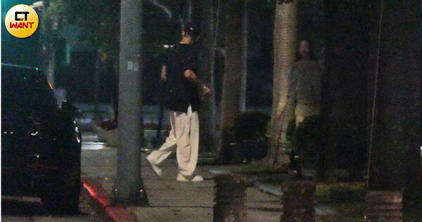 難忍菸癮1／祝釩剛牽手火辣女伴　吞雲吐霧慘遭嫌棄