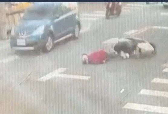 ▲彰化80歲阿嬤騎機車遭右轉車撞飛倒地。（圖／民眾提供）