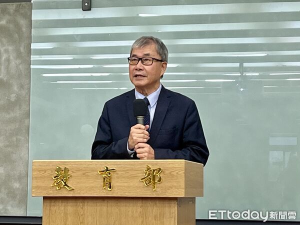 ▲▼教育部長鄭英耀今天宣布，提高中小學導師職務加給等三項福利。（圖／記者許敏溶攝）