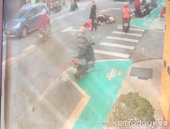 ▲彰化80歲阿嬤騎機車遭右轉車撞飛倒地。（圖／民眾提供）