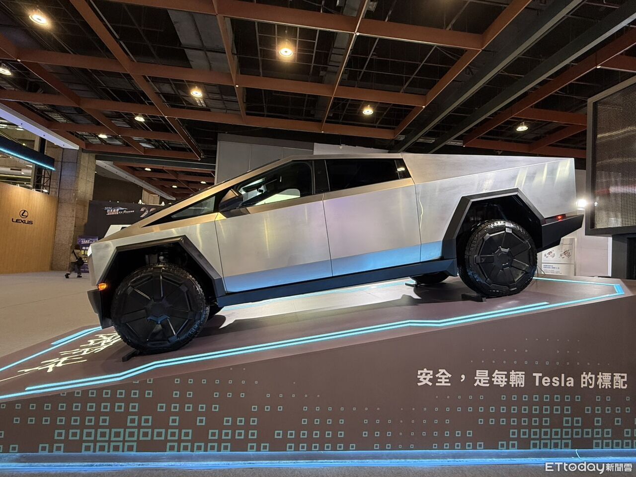 ▲台灣特斯拉推車展現定禮遇！零頭款可購車。（圖／記者徐煜展攝）