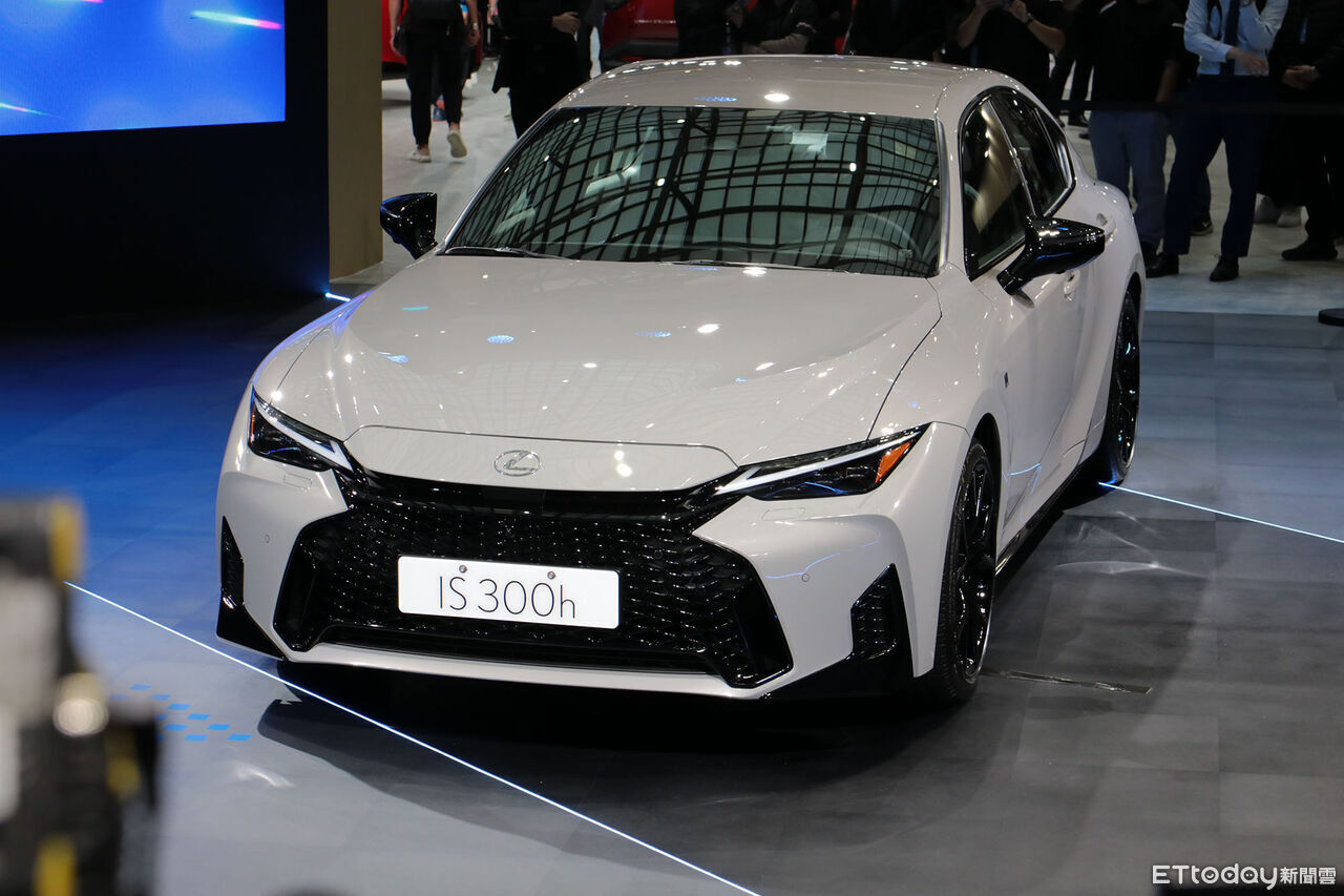 ▲台北車展／Lexus「大改款ES＆小改款IS」雙雄演出！電動概念首登台。（圖／記者張慶輝攝）