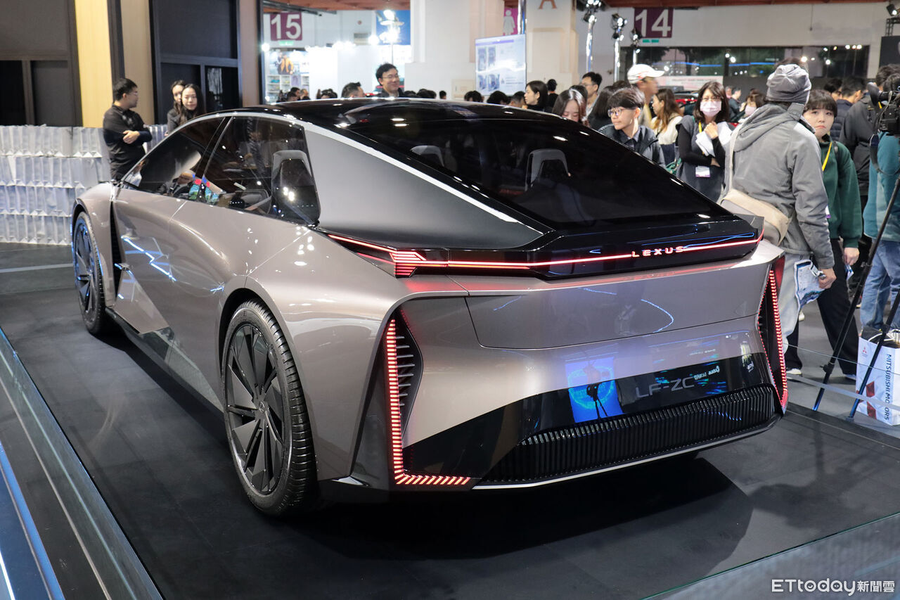 ▲台北車展／Lexus「大改款ES＆小改款IS」雙雄演出！電動概念首登台。（圖／記者張慶輝攝）