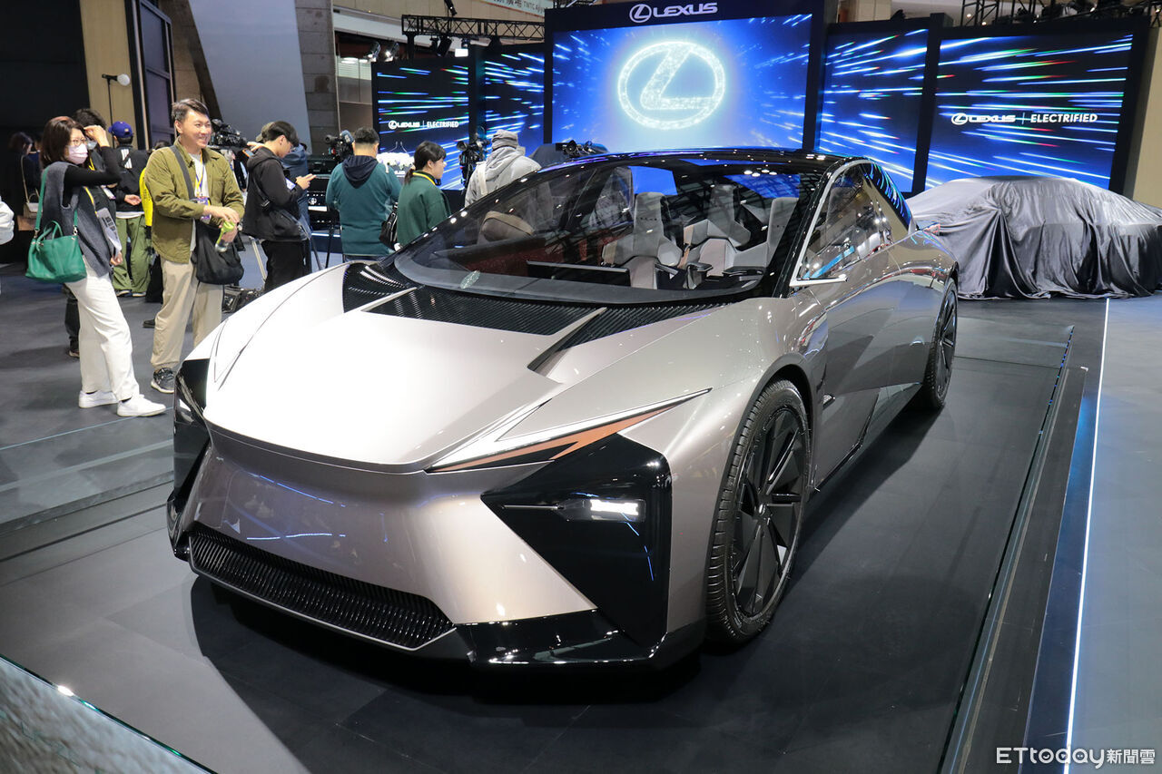 ▲台北車展／Lexus「大改款ES＆小改款IS」雙雄演出！電動概念首登台。（圖／記者張慶輝攝）