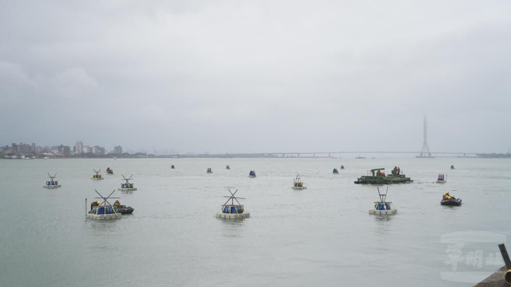 引爆就能殺傷氣墊船 油桶注入燃料交錯淡水河面